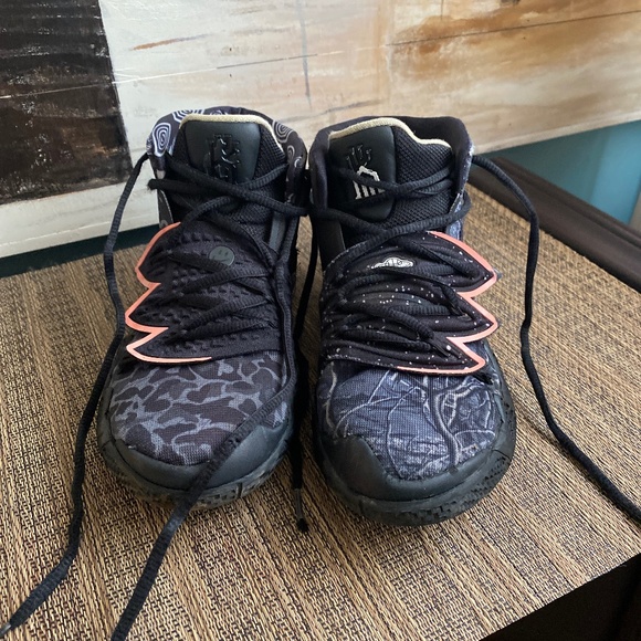 Nike Kyrie Irving Sneakers - Picture 1 of 5